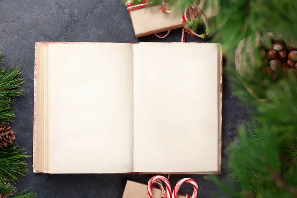 Julklappslåda Med Hantverk Inredning Och Vintage Bok Ovanifrån Platt Låg — Stockfoto