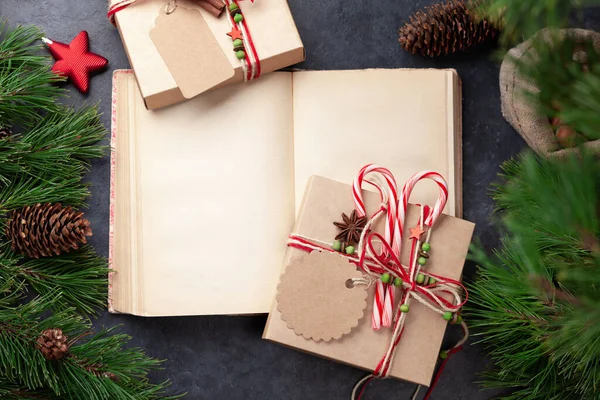 Χριστουγεννιάτικο Κουτί Δώρου Χειροποίητη Διακόσμηση Και Vintage Βιβλίο Πάνω Όψη — Φωτογραφία Αρχείου