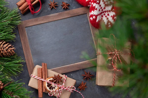 Χριστουγεννιάτικα Κουτιά Δώρου Craft Διακόσμηση Και Μαυροπίνακα Πάνω Όψη Επίπεδη — Φωτογραφία Αρχείου