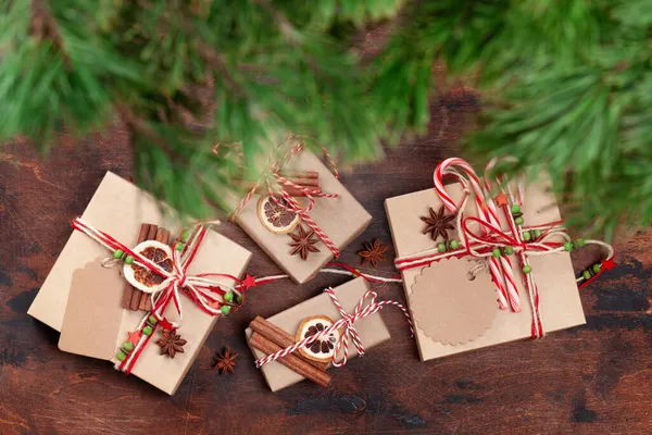 Cajas Regalo Navidad Con Decoración Artesanal Vista Superior Plano Laico — Foto de Stock