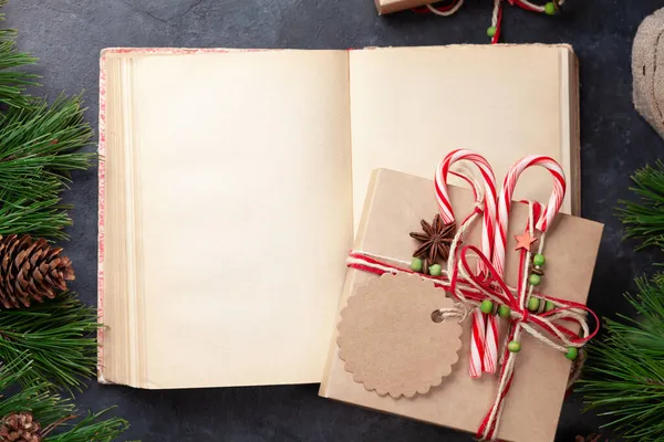 Kerst Geschenkdoos Met Ambachtelijke Inrichting Vintage Boek Bovenaanzicht Plat Lag — Stockfoto