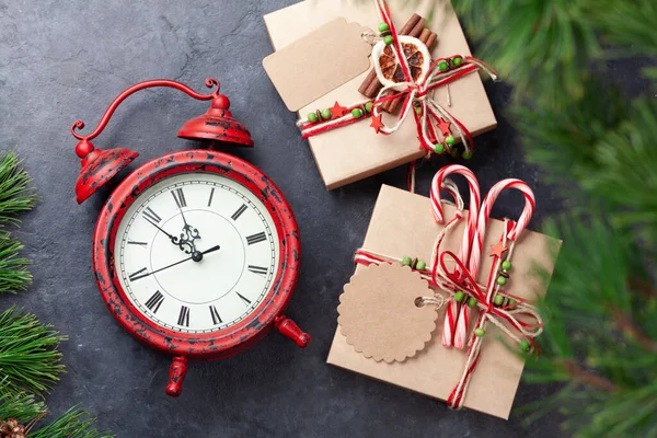 Cajas Regalo Navidad Con Decoración Artesanal Reloj Despertador Vintage Vista —  Fotos de Stock