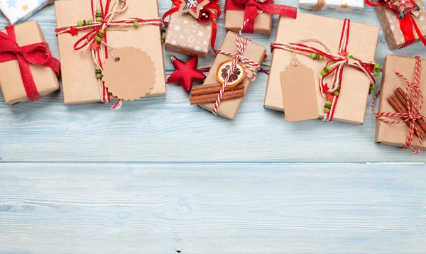 Vánoční Dárkové Krabice Řemeslnou Výzdobou Prostorem Pro Vaše Pozdravy Horní — Stock fotografie