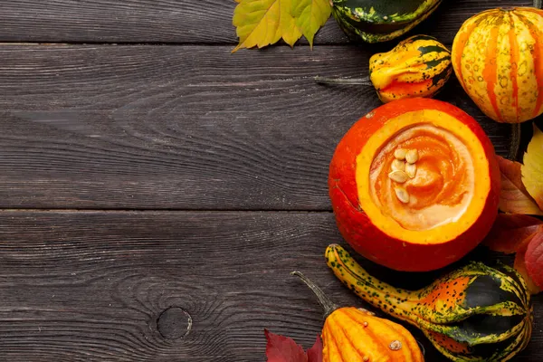 Kürbiscremesuppe Und Verschiedene Bunte Kürbisse Und Kürbisse Gemüseernte Herbst Draufsicht — Stockfoto