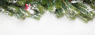 Karda köknar dallı Noel tebrik kartı. Xmas arka planı. Üst görünüm düzlüğü