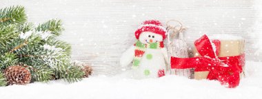 Noel Kardan Adam oyuncağı, hediye kutusu ve köknar ağacı dalı. Xmas tebrik kartı