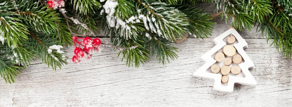 Weihnachtsgruß Rahmen Mit Dekor Und Tannenzweig Über Holzstruktur Hintergrund Draufsicht — Stockfoto
