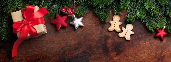 Kerst Peperkoek Koekjes Geschenkdoos Kerstboom Tak Houten Achtergrond Bovenaanzicht Vlak — Stockfoto