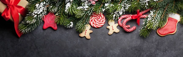 Weihnachtskarte Mit Süßigkeiten Geschenkschachtel Und Tannenzweig Auf Steingrund Draufsicht Flach — Stockfoto
