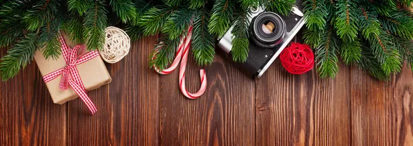 Kerstboomtak Geschenkdoos Camera Houten Tafel Bovenaanzicht Vlak Lay — Stockfoto