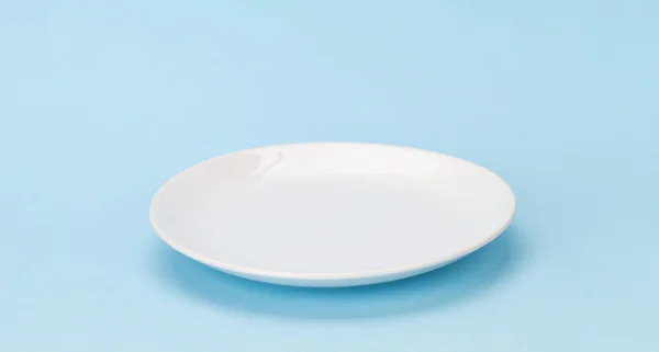 Empty White Plate Blue Background Space Your Meal — Stock Photo, Image