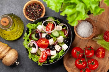 Taze sebzeli klasik Yunan salatası. Üst görünüm düzlüğü