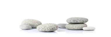 Podyum ya da platform için çakıl taşları. Ürününü sergilemek için hazırlan. Kopyalama alanı olan. Beyaz arkaplanda izole
