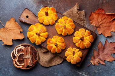 Ev yapımı balkabağı kek ve çeşitli sonbahar yaprakları. Üst görünüm düzlüğü