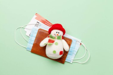 Seyahat ve tatil konsepti. Aksesuarlar ve eşyalar. Noel yolculuğu. Üst görünüm düzlüğü