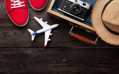 Seyahat ve tatil konsepti. Eşyaları ve kıyafetleri olan bir valiz. Üst görünüm düzlüğü kopyalama alanı ile yatıyordu
