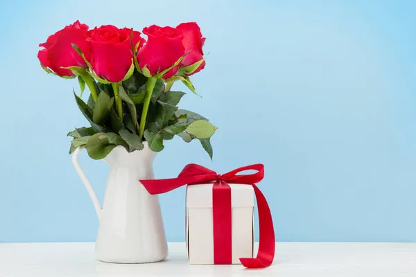情人节贺卡上有红玫瑰花束和礼品盒在木制桌子上 有空间迎接你的问候 — 图库照片