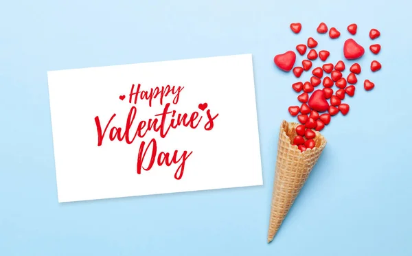 발렌틴 데이에는 파란색 아이스크림 모양의 사탕을 곁들인 카드가 나왔다 복제품 — 스톡 사진
