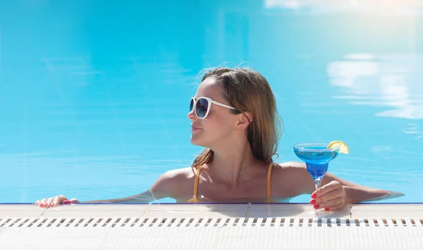 Frau Entspannt Sich Pool Mit Tropischem Cocktail Mit Kopierraum — Stockfoto