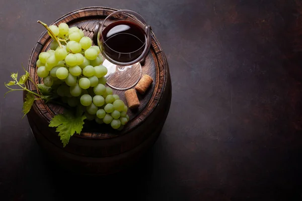 Witte Druiven Vintage Kurkentrekker Rood Wijnglas Oude Houten Wijnton Met — Stockfoto