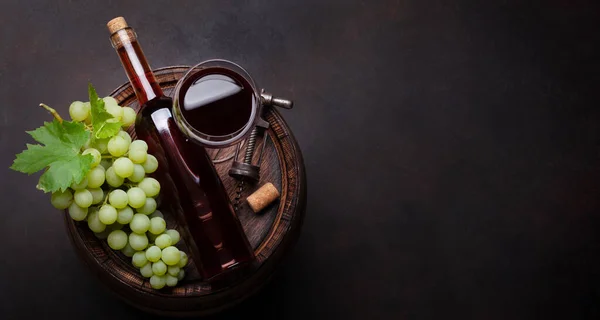 Weiße Trauben Korkenzieher Und Weinglas Und Flasche Auf Alten Hölzernen — Stockfoto
