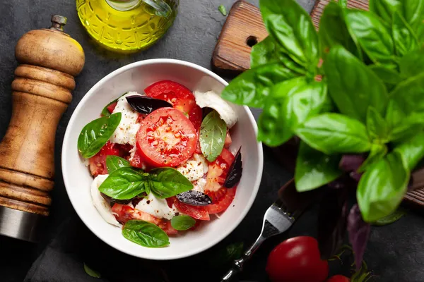 Salada Caprese Com Tomates Frescos Manjericão Jardim Queijo Mussarela Vista — Fotografia de Stock