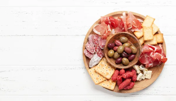 Antipasto Brett Mit Schinken Salami Cracker Käse Und Oliven Draufsicht — Stockfoto