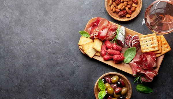 Antipasti Mit Prosciutto Salami Cracker Käse Nüssen Oliven Und Rosenwein — Stockfoto