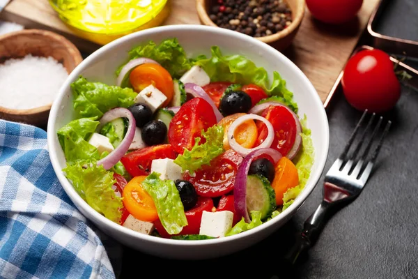 Klassisk Grekisk Sallad Med Färska Trädgårdsgrönsaker — Stockfoto