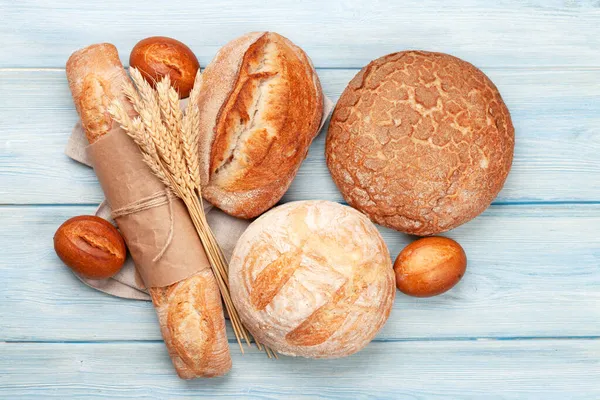 Tahta Masada Çeşitli Ekmek Türleri Üst Görünüm Düzlüğü — Stok fotoğraf