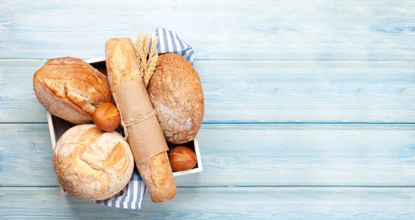 Tahta Masada Çeşitli Ekmek Türleri Üst Görünüm Düzlüğü Kopyalama Alanı — Stok fotoğraf