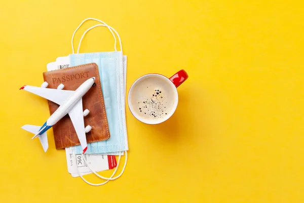 Conceito Viagem Férias Brinquedo Avião Sobre Passaporte Com Bilhetes Máscara — Fotografia de Stock