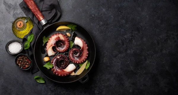 烤章鱼与香草和调味品在油锅 顶视图平铺 — 图库照片