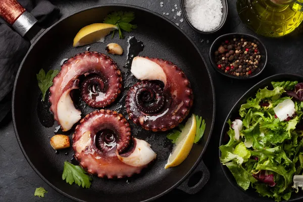 烤章鱼与香草和调味品在油锅 顶视图平铺 — 图库照片