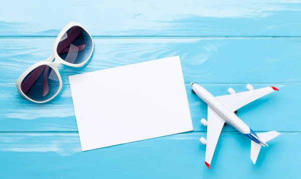 Концепція Подорожей Відпусток Аксесуари Поїздок Предмети Сонцезахисні Окуляри Іграшка Літака — стокове фото