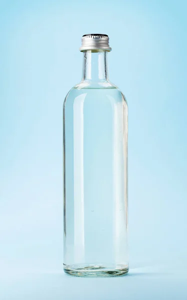 Bouteille Eau Verre Sur Fond Bleu — Photo