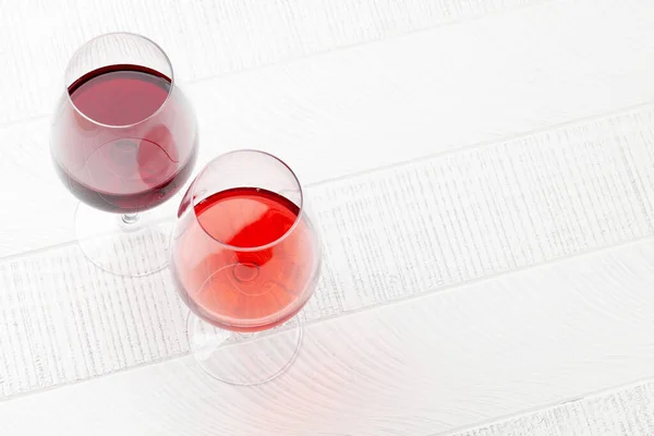 Kırmızı Gül Şarap Kadehleri Ahşap Masada Fotokopi Alanı Ile — Stok fotoğraf