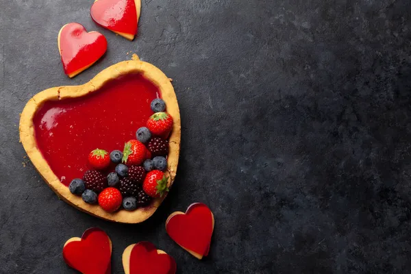 Bolo Doce Forma Coração Com Bagas Biscoitos Dia Dos Namorados — Fotografia de Stock