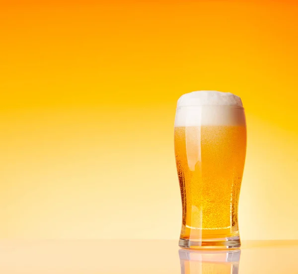 Glass Lager Beer Front Yellow Background Copy Space Studio Shot — Stock Photo, Image