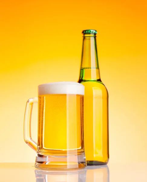 Garrafa Cerveja Copo Com Cerveja Lager Frente Fundo Amarelo Estúdio — Fotografia de Stock