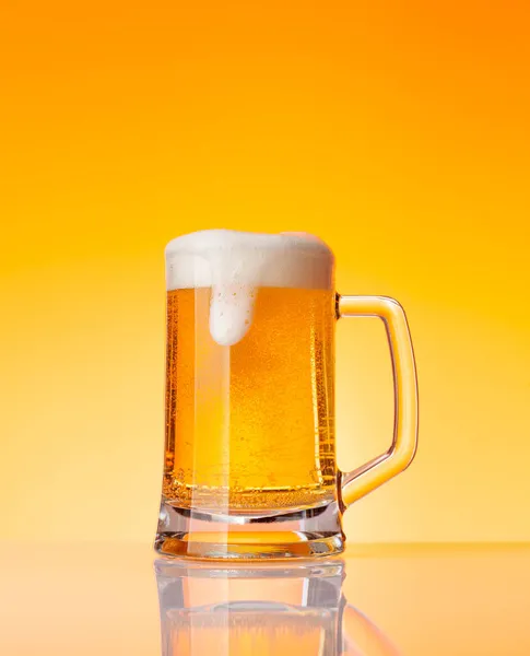 Glas Mit Lagerbier Vor Gelbem Hintergrund Studioaufnahme — Stockfoto