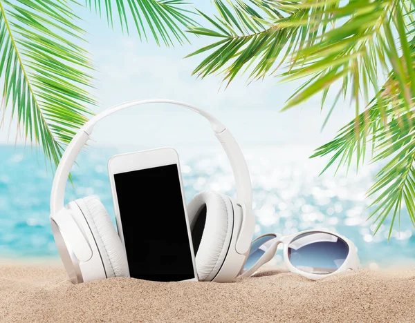 Smartfon Okulary Przeciwsłoneczne Słuchawki Tropikalnej Plaży Morskiej Palmami Jasnym Piaskiem — Zdjęcie stockowe