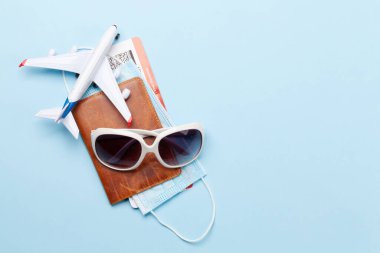 Seyahat ve tatil konsepti. Aksesuarlar ve eşyalar. Üst görünüm düzlüğü kopyalama alanı ile yatıyordu