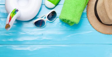 Seyahat ve tatil konsepti. Aksesuarlar ve eşyalar. Üst görünüm düzlüğü kopyalama alanı ile yatıyordu