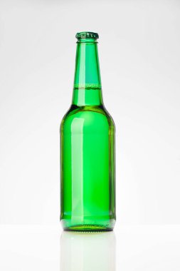 Bira şişesi. Stüdyo çekimi
