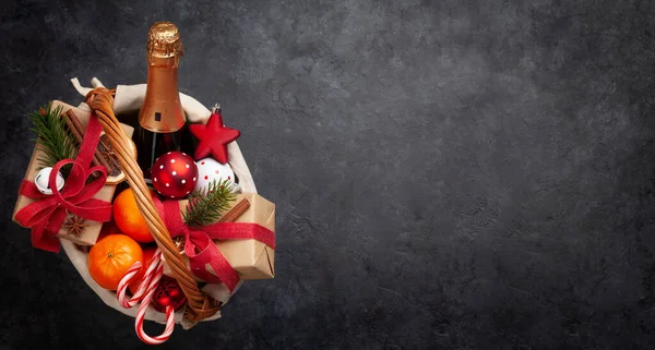 シャンパンボトル ギフトボックスや果物とクリスマスギフトバスケット コピースペース付きのトップビューフラットレイ — ストック写真