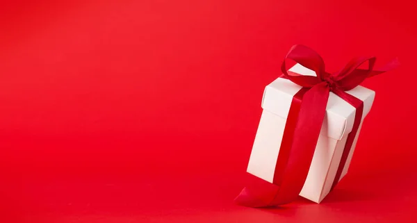Fehér Ajándék Doboz Piros Szalaggal Piros Háttér Felett Hely Karácsonyi — Stock Fotó