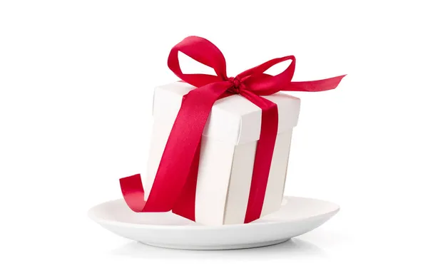 Λευκό Κουτί Δώρου Κόκκινη Κορδέλα Στο Πιάτο Που Απομονώνονται Λευκό — Φωτογραφία Αρχείου