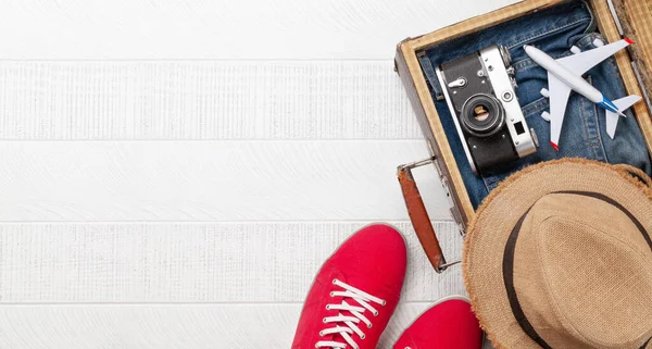 Seyahat ve tatil konsepti. Eşyaları ve kıyafetleri olan bir valiz. Üst görünüm düzlüğü kopyalama alanı ile yatıyordu