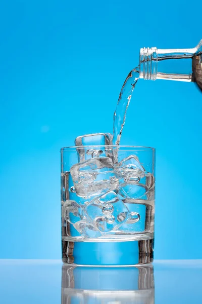 Agua Dulce Que Vierte Botella Vidrio Con Cubitos Hielo Sobre —  Fotos de Stock